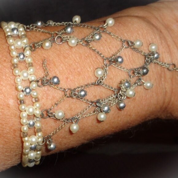 XRARE-VINTAGE WHITE/BLACK FAUX PEARL SLAVE BRACELET RING CHAIN-ONE PIECE - Picture 3 of 3